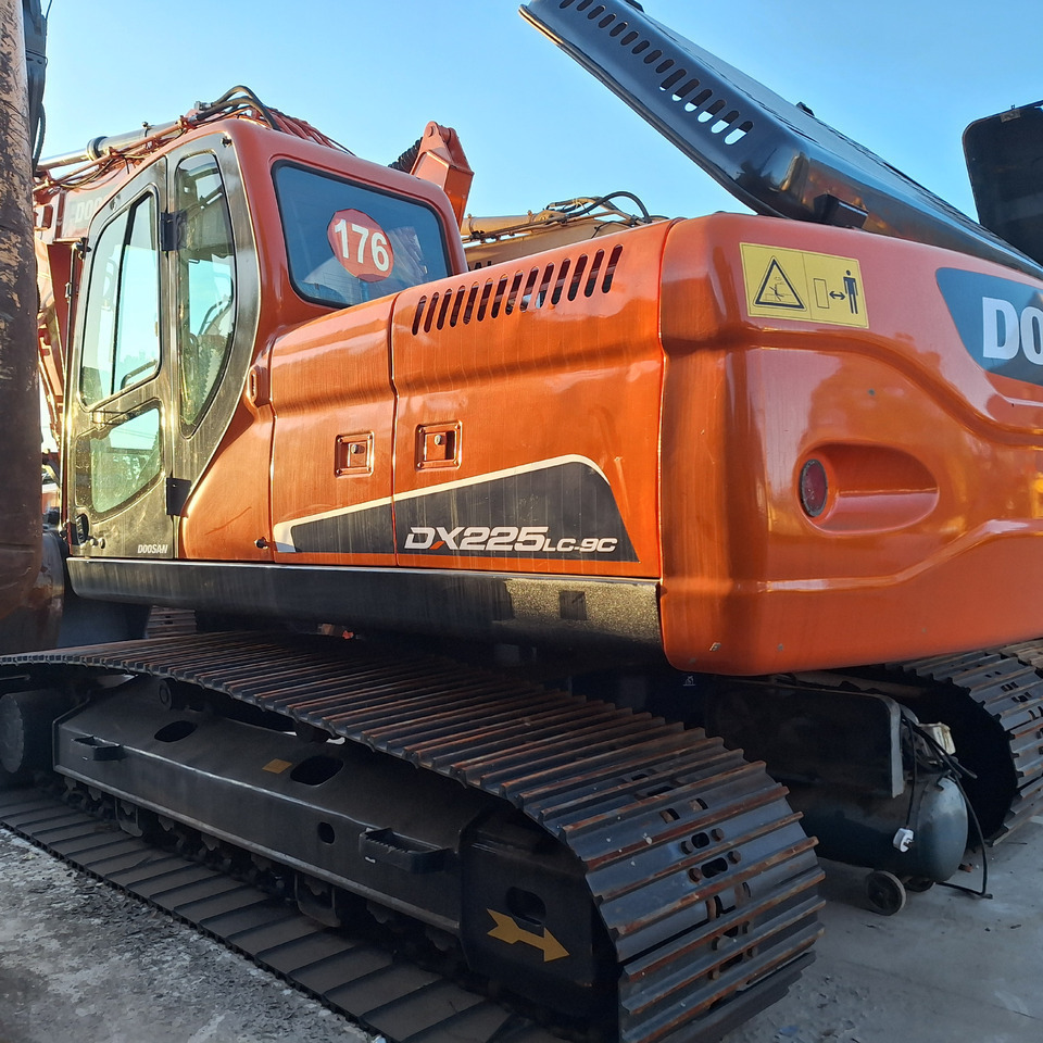 Doosan Dx225LC-9C Crawler Excavator - Lánctalpas kotró: 4 kép. Doosan Dx225LC-9C Crawler Excavator - Lánctalpas kotró: 4 kép.