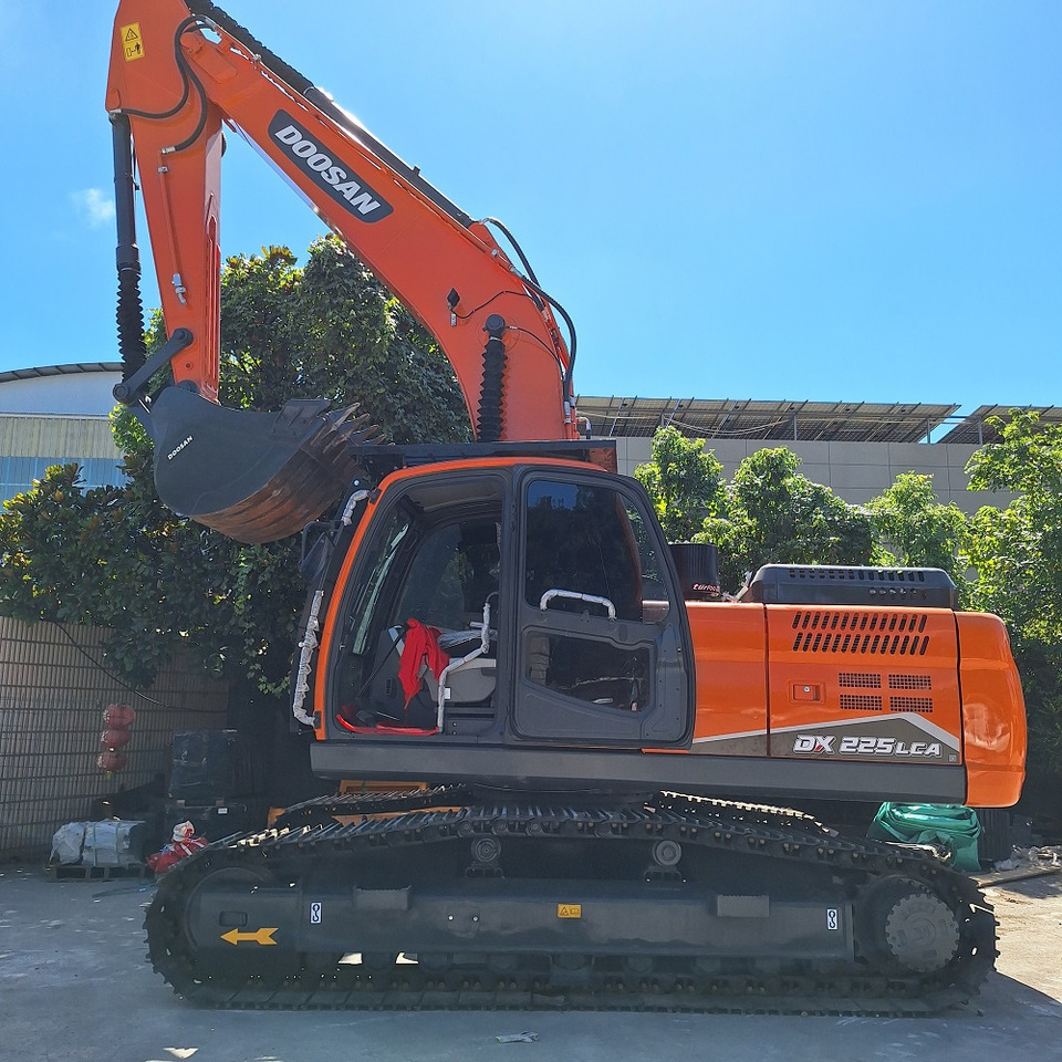 Doosan Dx225LCA Crawler Excavator - Lánctalpas kotró: 3 kép. Doosan Dx225LCA Crawler Excavator - Lánctalpas kotró: 3 kép.