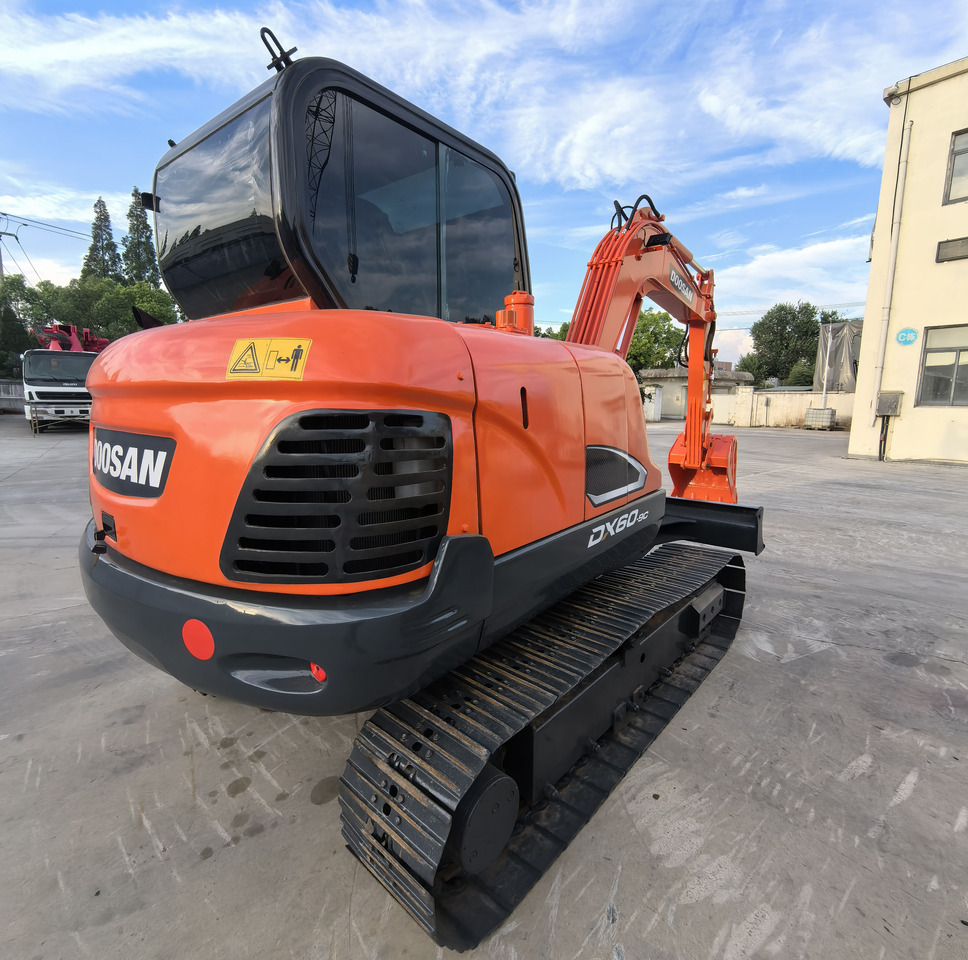 Doosan Dx60 Crawler Excavator - Lánctalpas kotró: 3 kép. Doosan Dx60 Crawler Excavator - Lánctalpas kotró: 3 kép.