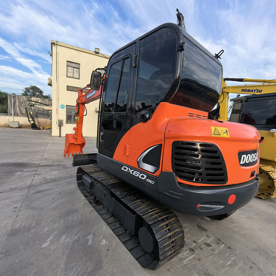 Doosan Dx60 Crawler Excavator - Lánctalpas kotró: 2 kép. Doosan Dx60 Crawler Excavator - Lánctalpas kotró: 2 kép.