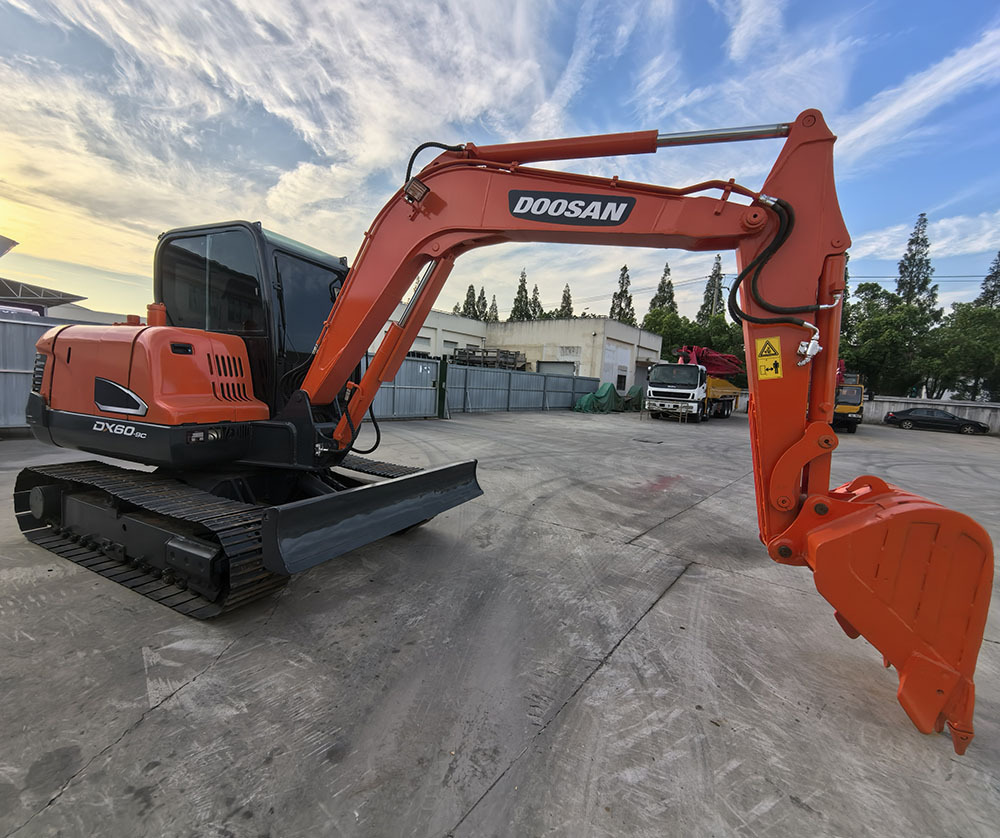 Doosan Dx60 Crawler Excavator - Lánctalpas kotró: 3 kép. Doosan Dx60 Crawler Excavator - Lánctalpas kotró: 3 kép.