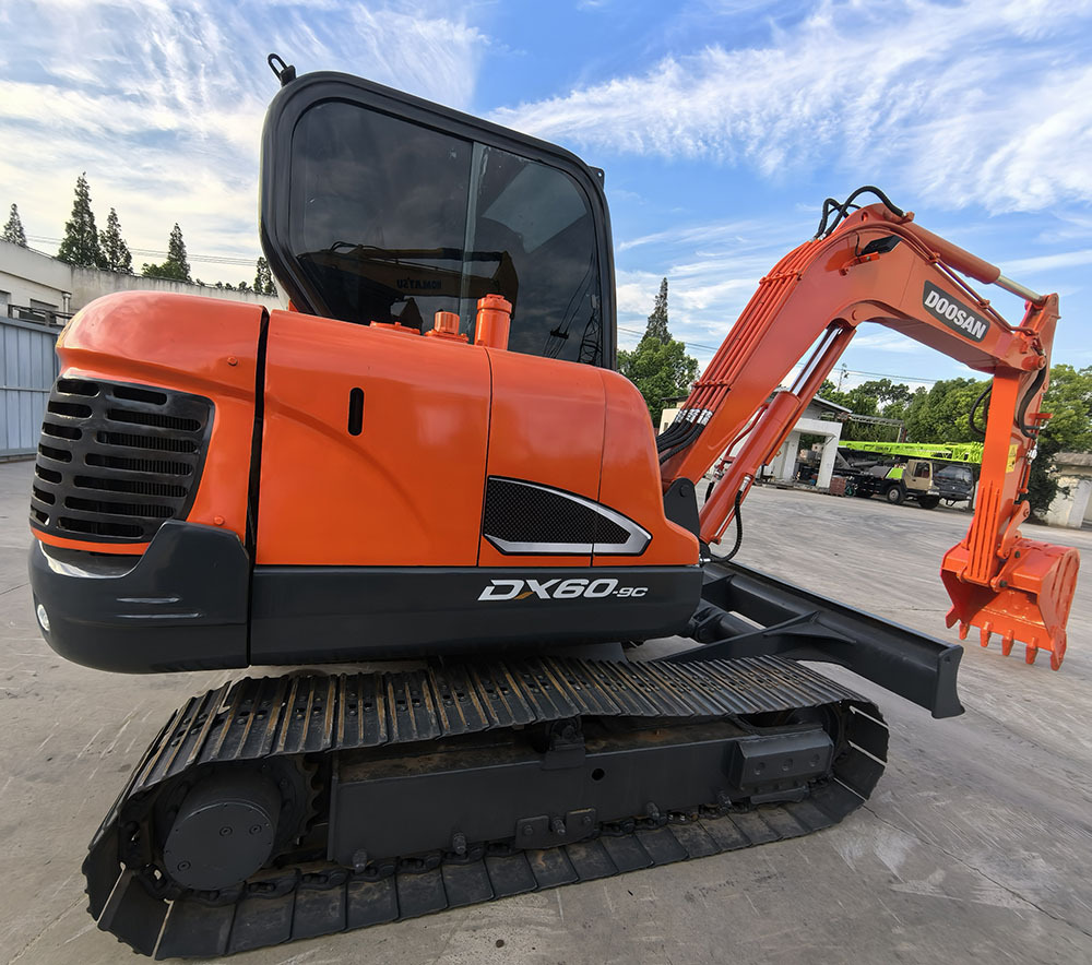 Doosan Dx60 Crawler Excavator - Lánctalpas kotró: 1 kép. Doosan Dx60 Crawler Excavator - Lánctalpas kotró: 1 kép.
