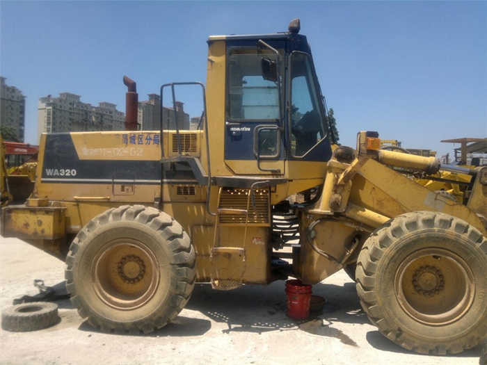 Factory Price Komatsu Used WA320-1 Construction Wheel Loader - Gumikerekes homlokrakodó: 5 kép. Factory Price Komatsu Used WA320-1 Construction Wheel Loader - Gumikerekes homlokrakodó: 5 kép.
