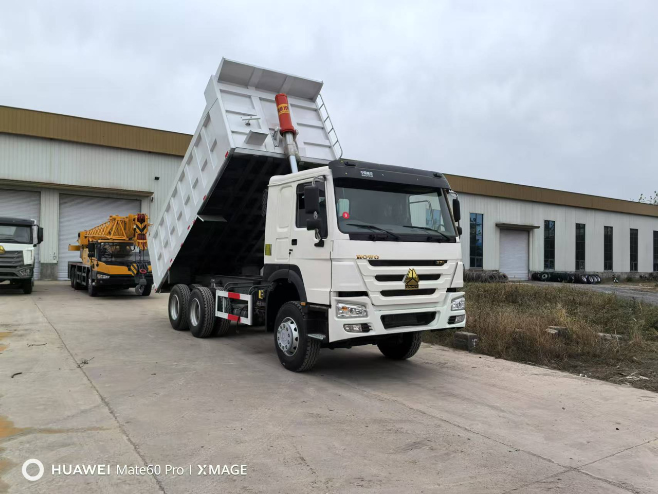 HOWO Howo 371 Used Dump Truck 6x4 - Billenőplatós teherautó: 3 kép. HOWO Howo 371 Used Dump Truck 6x4 - Billenőplatós teherautó: 3 kép.