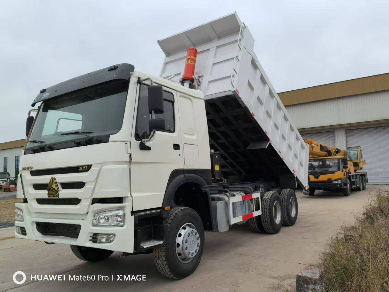 HOWO Howo 371 Used Dump Truck 6x4 - Billenőplatós teherautó: 2 kép. HOWO Howo 371 Used Dump Truck 6x4 - Billenőplatós teherautó: 2 kép.