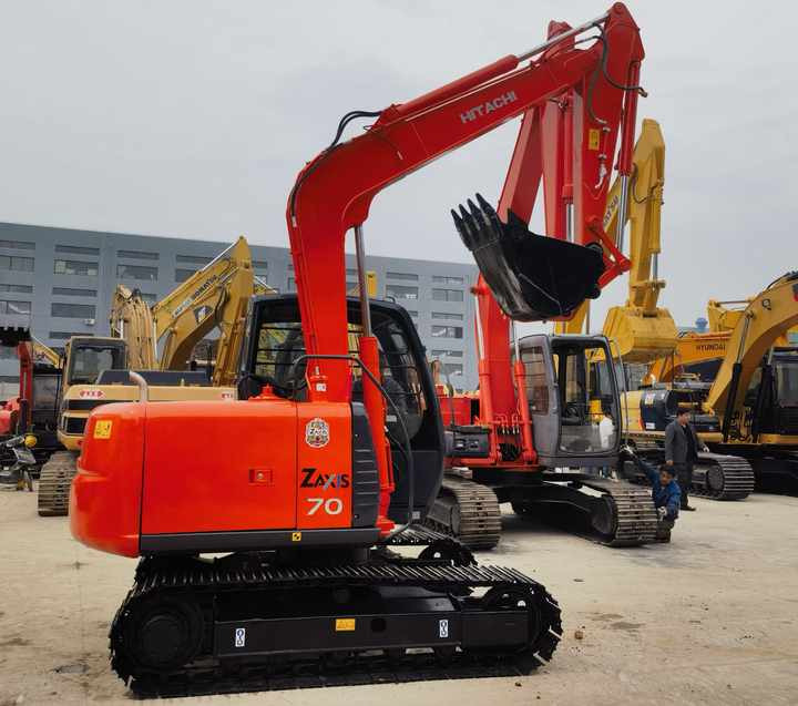 High Quality and good performance Used Japan Hitachi ZX70 Excavator second Hand excavator for sale in china - Lánctalpas kotró: 2 kép. High Quality and good performance Used Japan Hitachi ZX70 Excavator second Hand excavator for sale in china - Lánctalpas kotró: 2 kép.