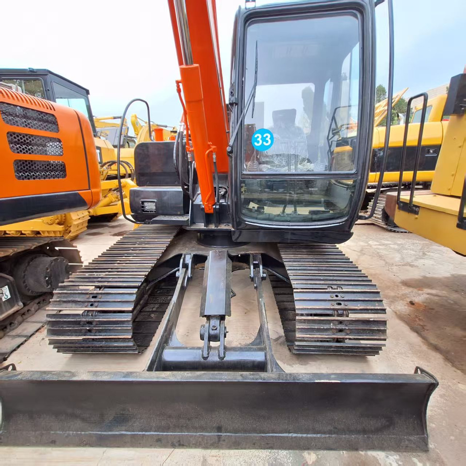 Hitachi EX60 Excavator - Lánctalpas kotró: 2 kép. Hitachi EX60 Excavator - Lánctalpas kotró: 2 kép.