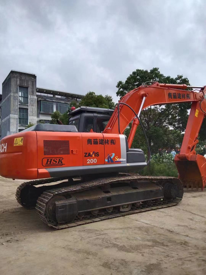 Hitachi ZX200 Excavator - Lánctalpas kotró: 4 kép. Hitachi ZX200 Excavator - Lánctalpas kotró: 4 kép.