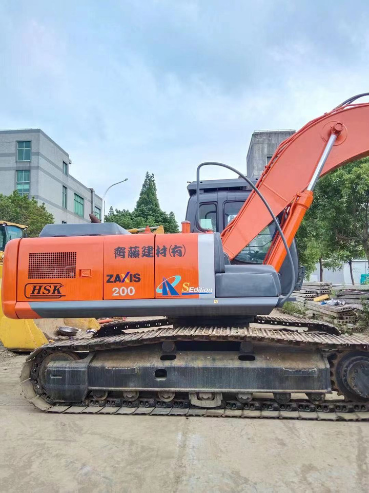 Hitachi ZX200 Excavator - Lánctalpas kotró: 1 kép. Hitachi ZX200 Excavator - Lánctalpas kotró: 1 kép.