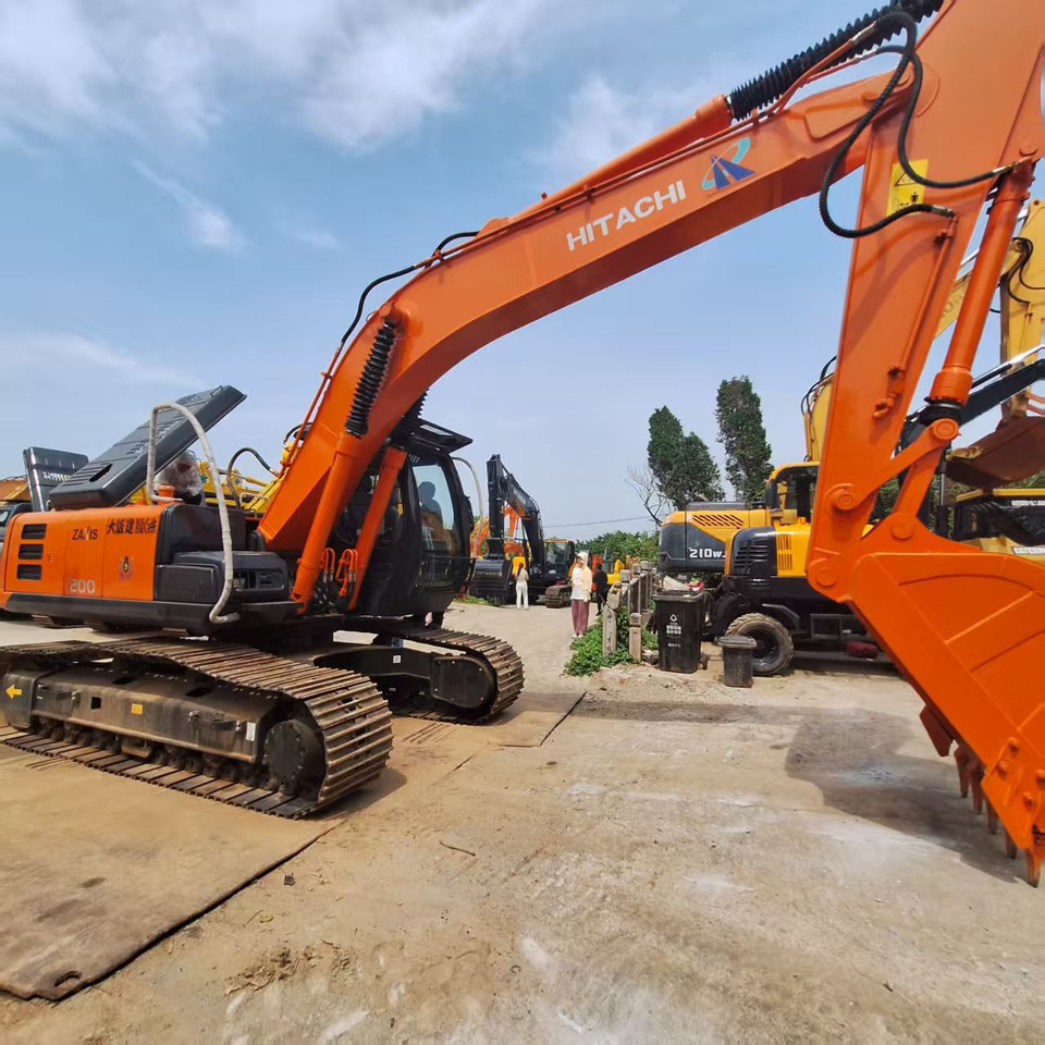 Hitachi ZX200G Excavator - Lánctalpas kotró: 4 kép. Hitachi ZX200G Excavator - Lánctalpas kotró: 4 kép.