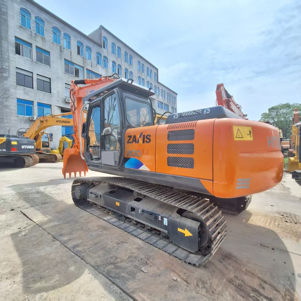 Hitachi ZX200G Excavator - Lánctalpas kotró: 2 kép. Hitachi ZX200G Excavator - Lánctalpas kotró: 2 kép.