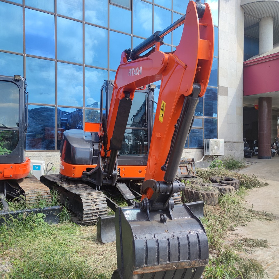 Hitachi ZX50U Excavator - Lánctalpas kotró: 2 kép. Hitachi ZX50U Excavator - Lánctalpas kotró: 2 kép.