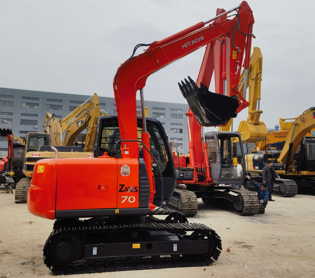 Hitachi ZX70 Excavator - Minikotró: 1 kép. Hitachi ZX70 Excavator - Minikotró: 1 kép.