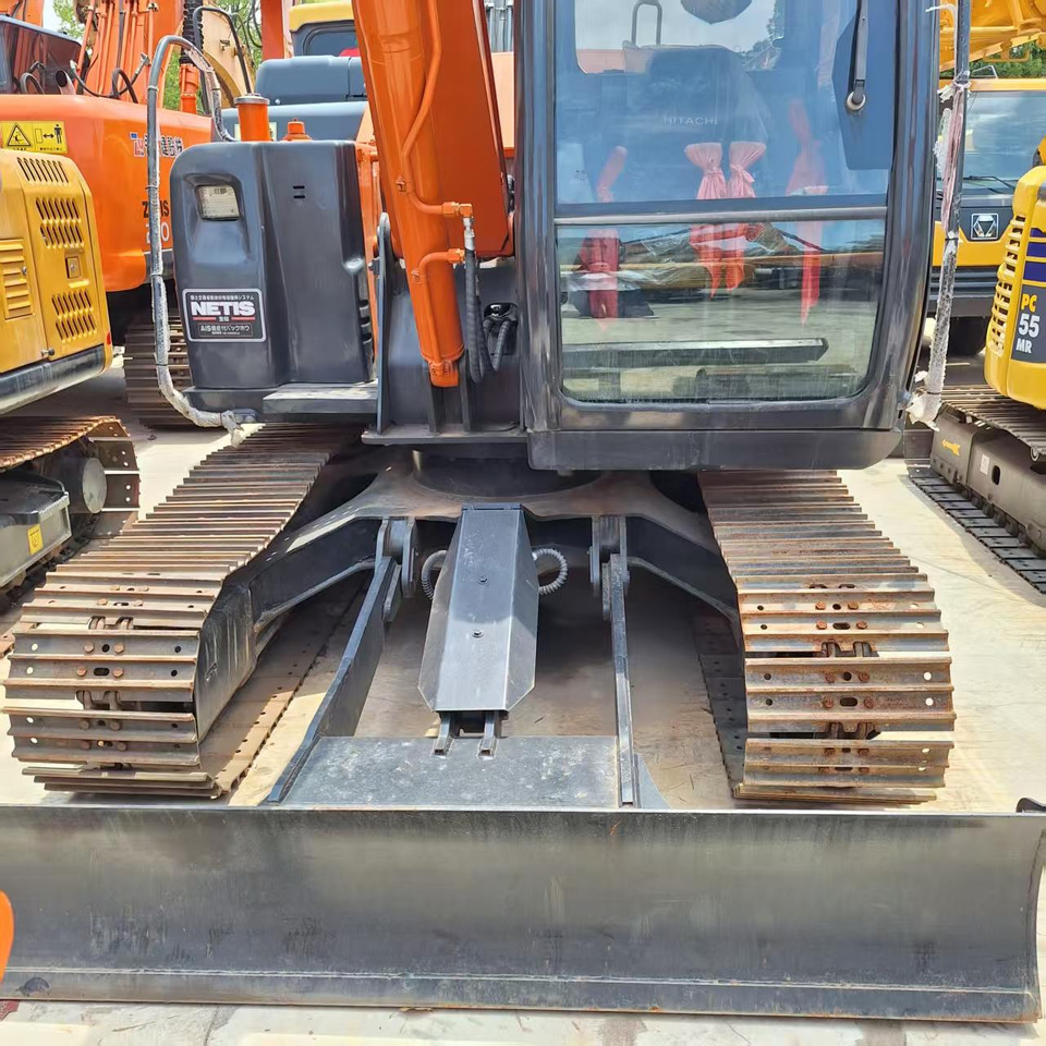 Hitachi ZX70 Excavator - Minikotró: 2 kép. Hitachi ZX70 Excavator - Minikotró: 2 kép.