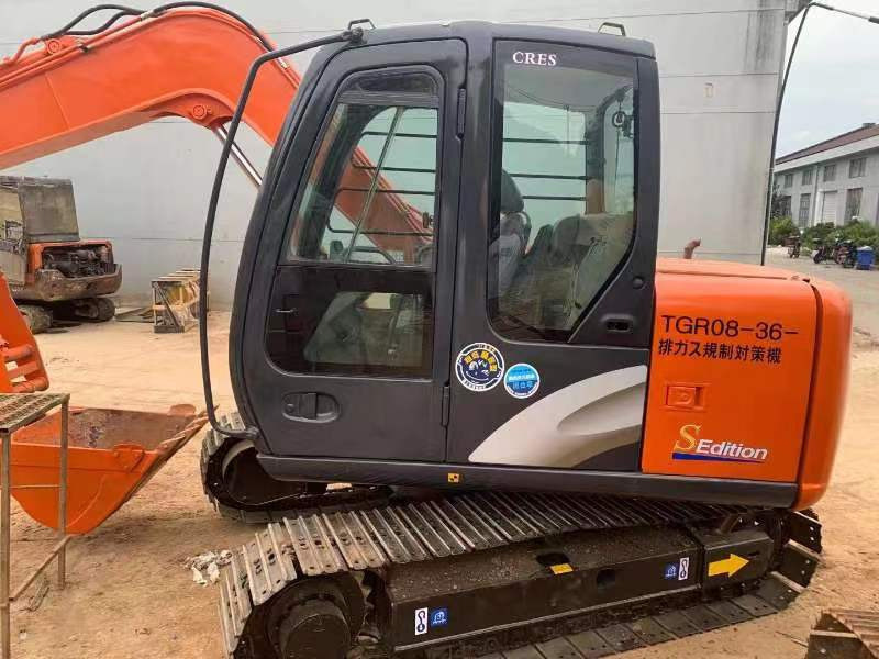 Hitachi ZX70 Excavator - Lánctalpas kotró: 1 kép. Hitachi ZX70 Excavator - Lánctalpas kotró: 1 kép.