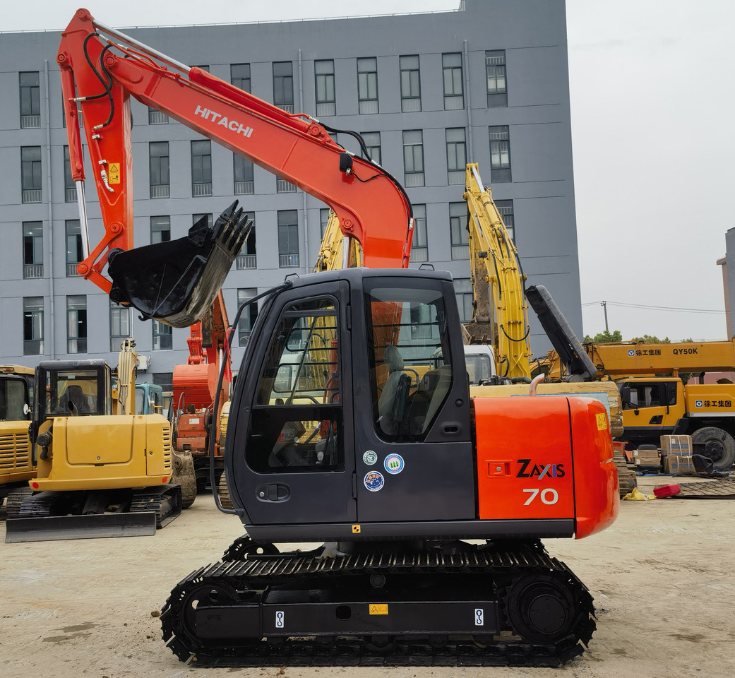 Hitachi ZX70 Excavator - Minikotró: 3 kép. Hitachi ZX70 Excavator - Minikotró: 3 kép.