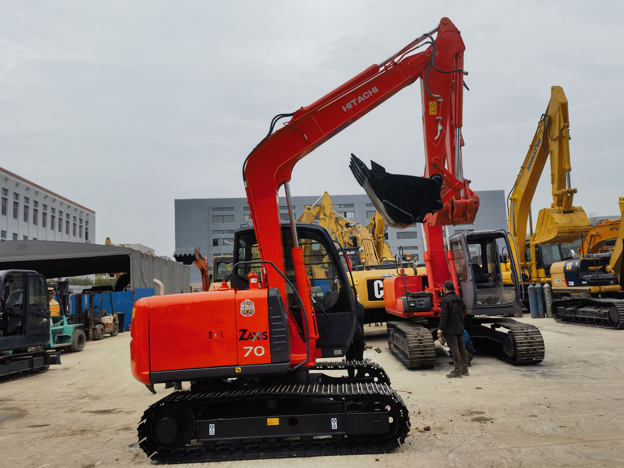 Hitachi ZX70 Excavator - Minikotró: 4 kép. Hitachi ZX70 Excavator - Minikotró: 4 kép.