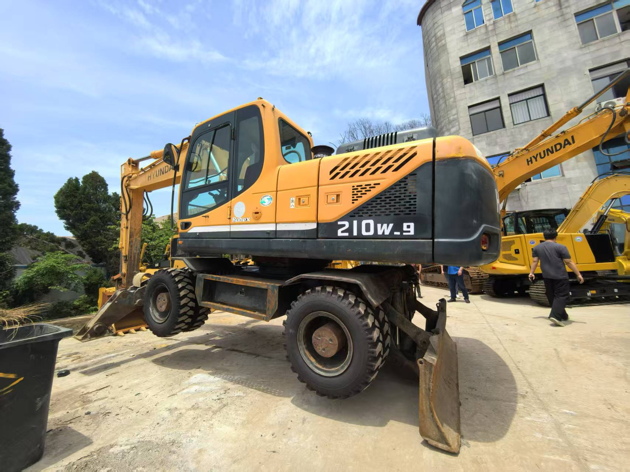 Hyundai 210w-9 wheel excavator - Gumikerekes kotró: 2 kép. Hyundai 210w-9 wheel excavator - Gumikerekes kotró: 2 kép.