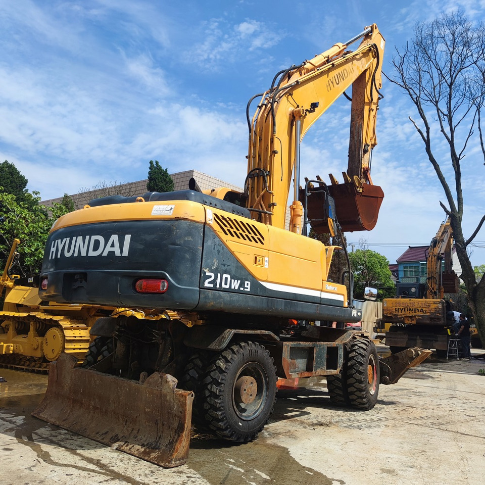 Hyundai 210w-9 wheel excavator - Gumikerekes kotró: 5 kép. Hyundai 210w-9 wheel excavator - Gumikerekes kotró: 5 kép.