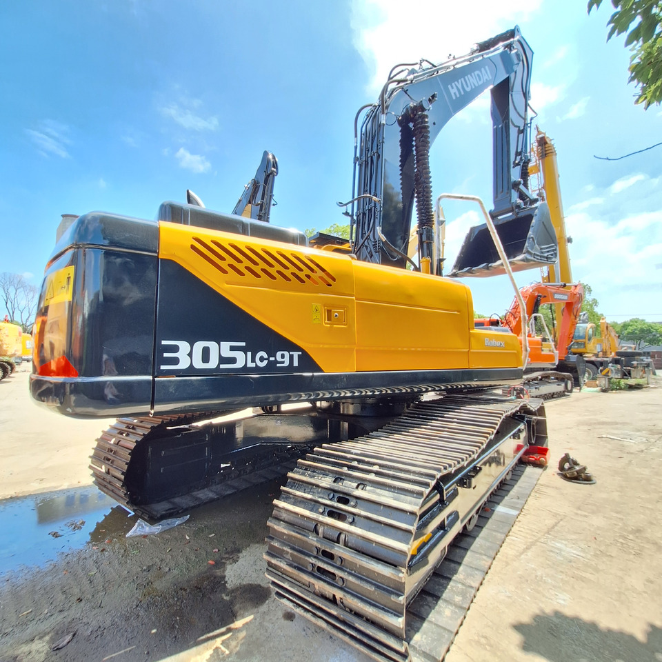 Hyundai 305LC-9T Excavator - Lánctalpas kotró: 4 kép. Hyundai 305LC-9T Excavator - Lánctalpas kotró: 4 kép.