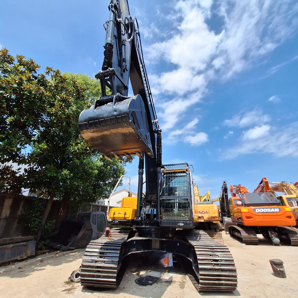 Hyundai 305LC-9T Excavator - Lánctalpas kotró: 2 kép. Hyundai 305LC-9T Excavator - Lánctalpas kotró: 2 kép.
