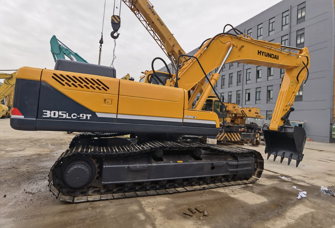 Hyundai 305LC-9T Excavator - Lánctalpas kotró: 4 kép. Hyundai 305LC-9T Excavator - Lánctalpas kotró: 4 kép.