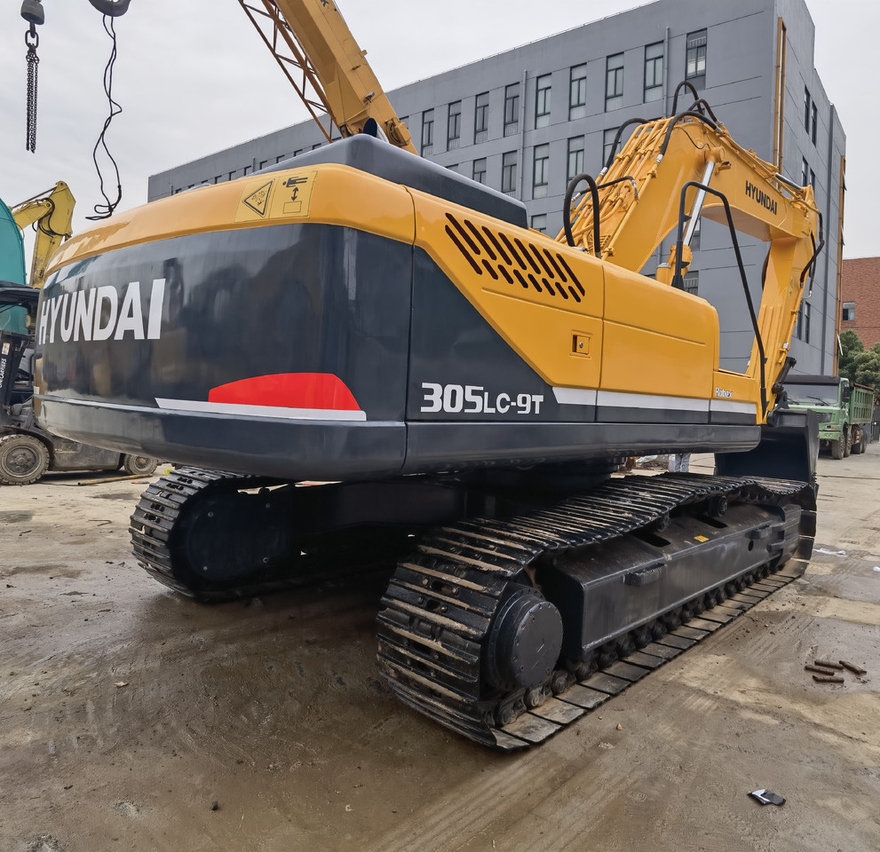 Hyundai 305LC-9T Excavator - Lánctalpas kotró: 2 kép. Hyundai 305LC-9T Excavator - Lánctalpas kotró: 2 kép.