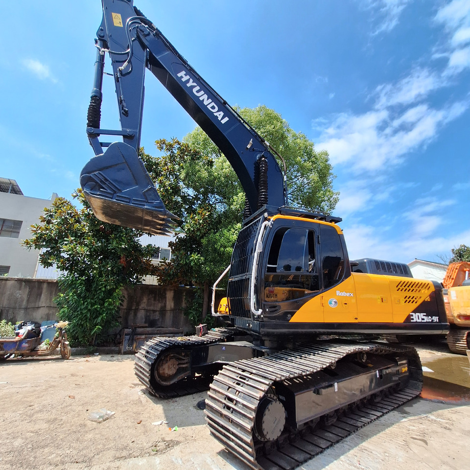 Hyundai 305LC-9T Excavator - Lánctalpas kotró: 3 kép. Hyundai 305LC-9T Excavator - Lánctalpas kotró: 3 kép.