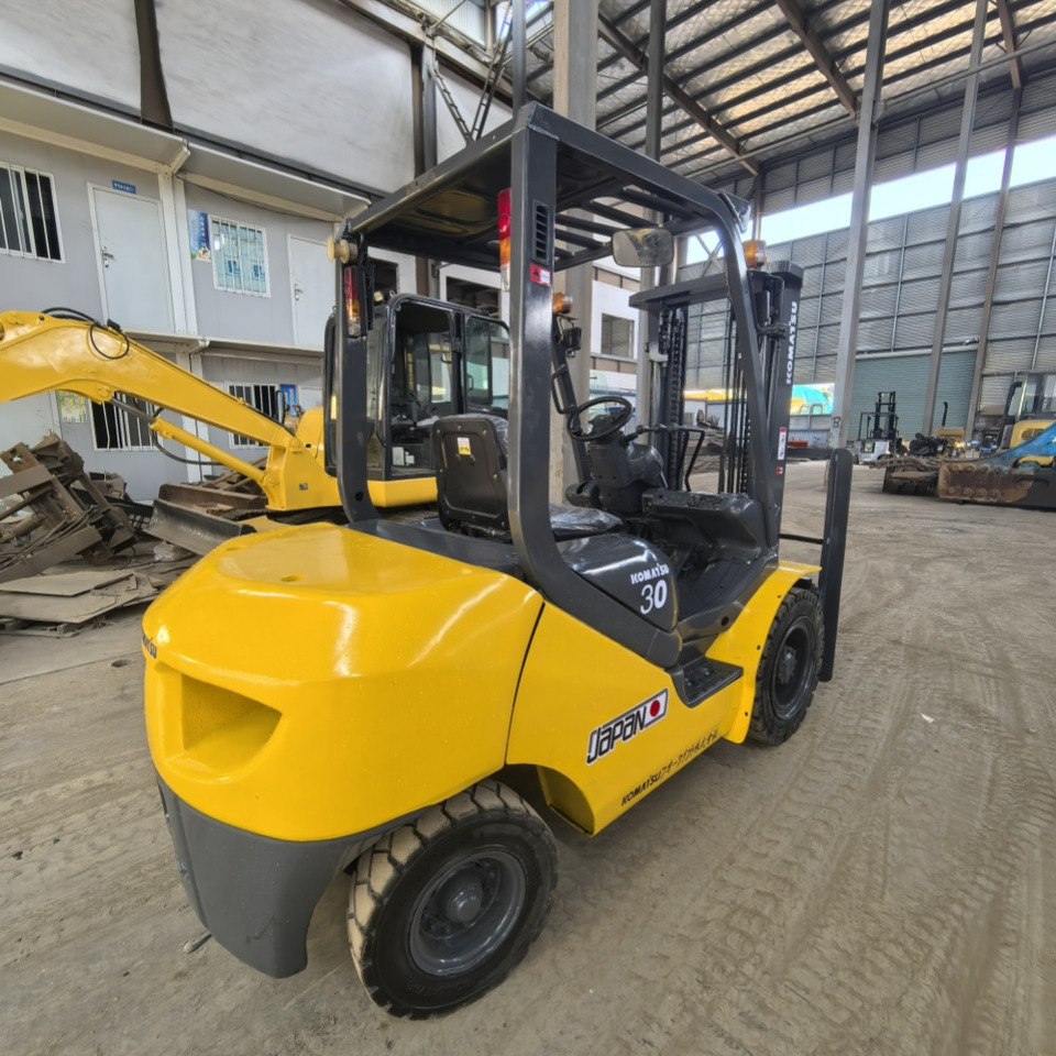 Komatsu FD30 Forklift - Dízel targonca: 5 kép. Komatsu FD30 Forklift - Dízel targonca: 5 kép.