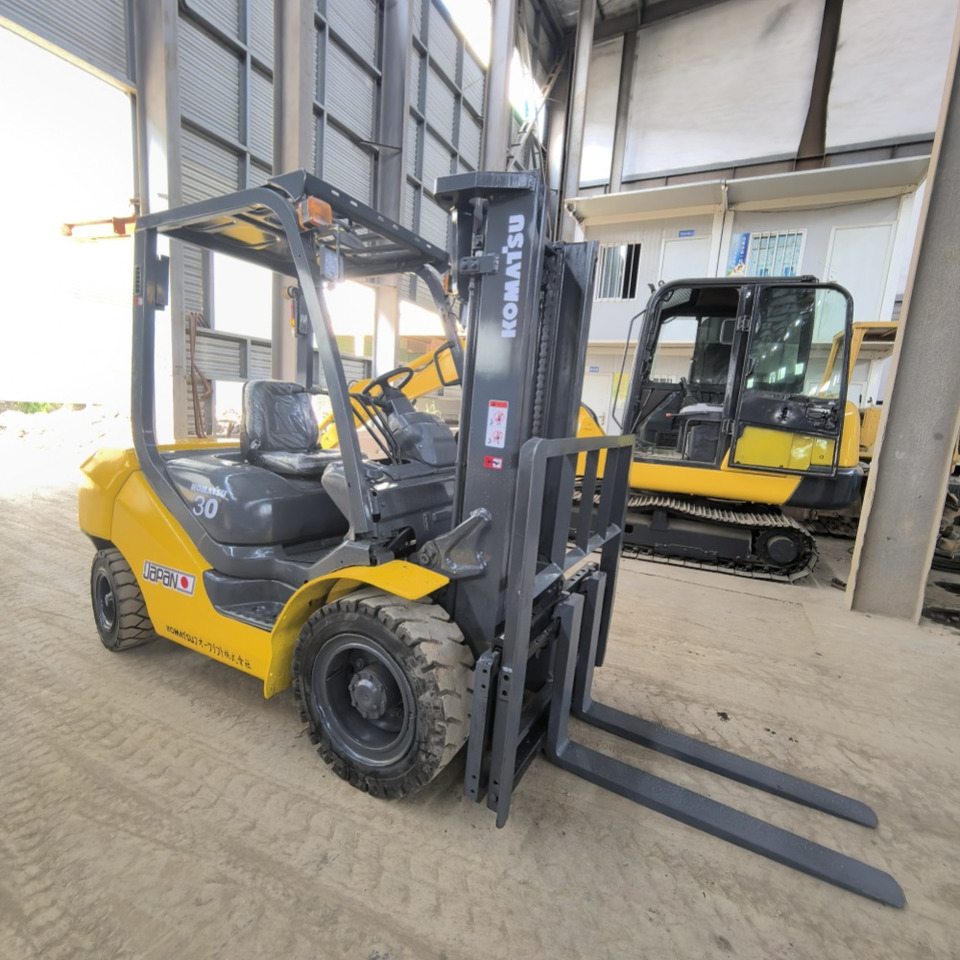 Komatsu FD30 Forklift - Dízel targonca: 3 kép. Komatsu FD30 Forklift - Dízel targonca: 3 kép.
