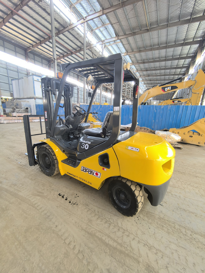 Komatsu FD30 Forklift - Dízel targonca: 2 kép. Komatsu FD30 Forklift - Dízel targonca: 2 kép.