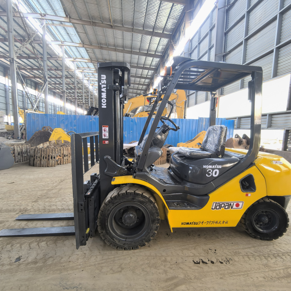 Komatsu FD30 Forklift - Dízel targonca: 5 kép. Komatsu FD30 Forklift - Dízel targonca: 5 kép.