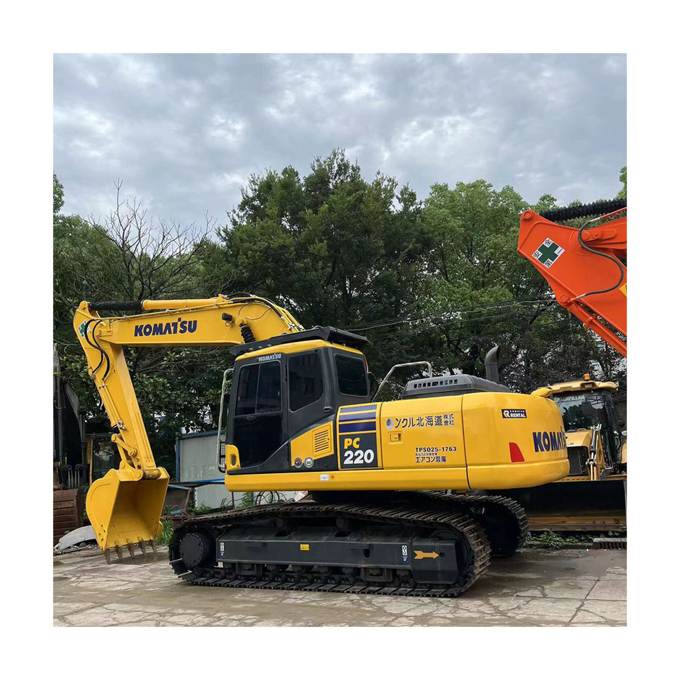 Komatsu PC 220-8 Excavator - Lánctalpas kotró: 1 kép. Komatsu PC 220-8 Excavator - Lánctalpas kotró: 1 kép.