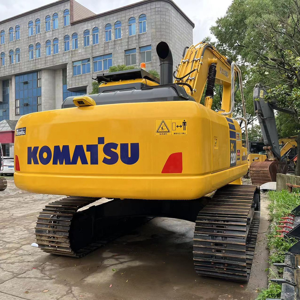Komatsu PC 220-8 Excavator - Lánctalpas kotró: 2 kép. Komatsu PC 220-8 Excavator - Lánctalpas kotró: 2 kép.