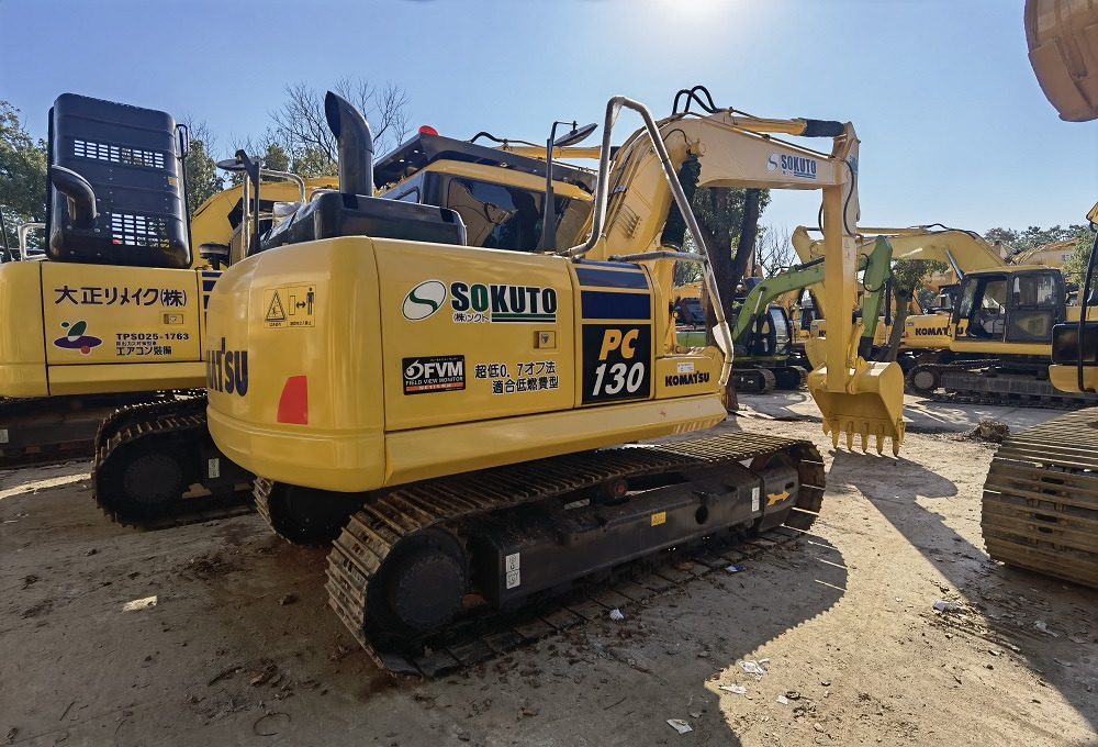 Komatsu PC130-7 Excavator - Lánctalpas kotró: 2 kép. Komatsu PC130-7 Excavator - Lánctalpas kotró: 2 kép.