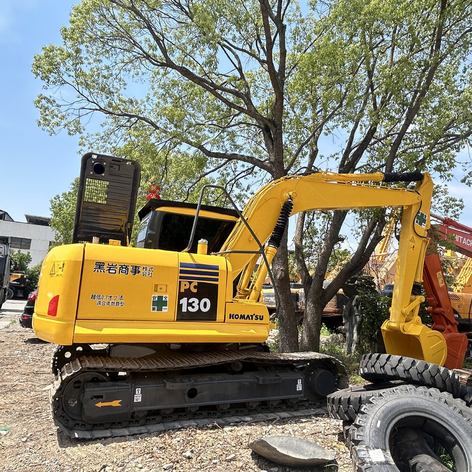 Komatsu PC130-7 Excavator - Lánctalpas kotró: 2 kép. Komatsu PC130-7 Excavator - Lánctalpas kotró: 2 kép.