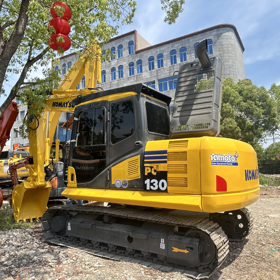 Komatsu PC130-7 Excavator - Lánctalpas kotró: 3 kép. Komatsu PC130-7 Excavator - Lánctalpas kotró: 3 kép.