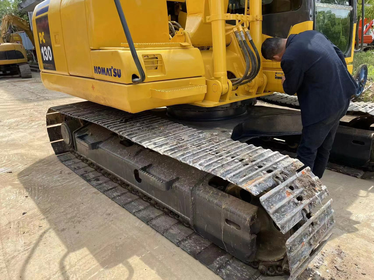 Komatsu PC130-7 excavator - Lánctalpas kotró: 5 kép. Komatsu PC130-7 excavator - Lánctalpas kotró: 5 kép.