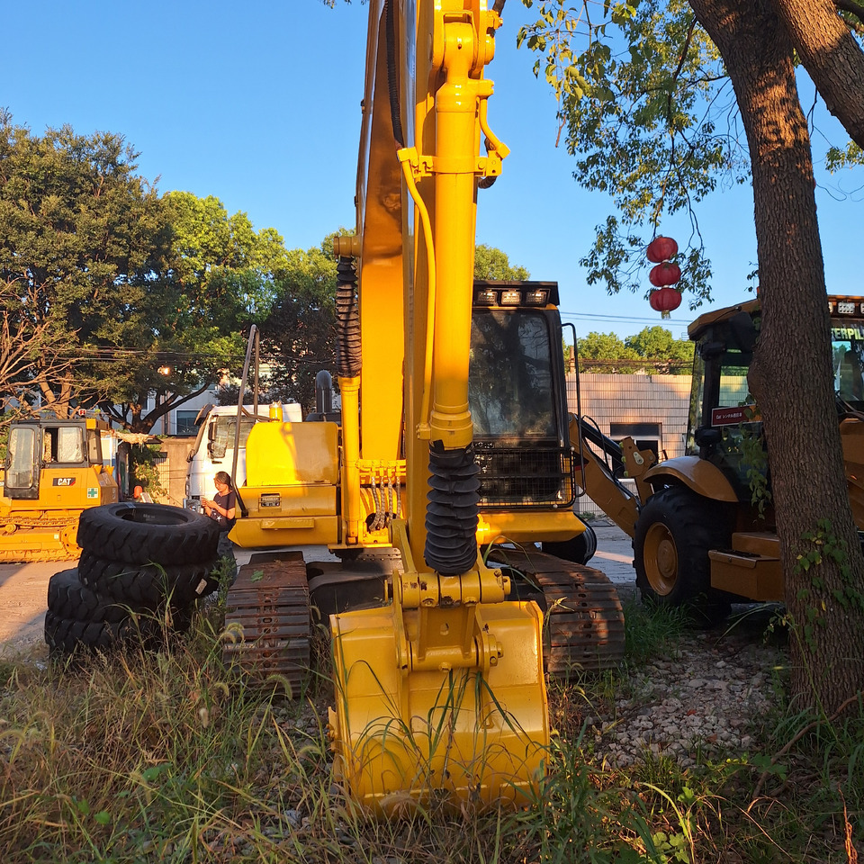 Komatsu PC130 Excavator - Lánctalpas kotró: 5 kép. Komatsu PC130 Excavator - Lánctalpas kotró: 5 kép.