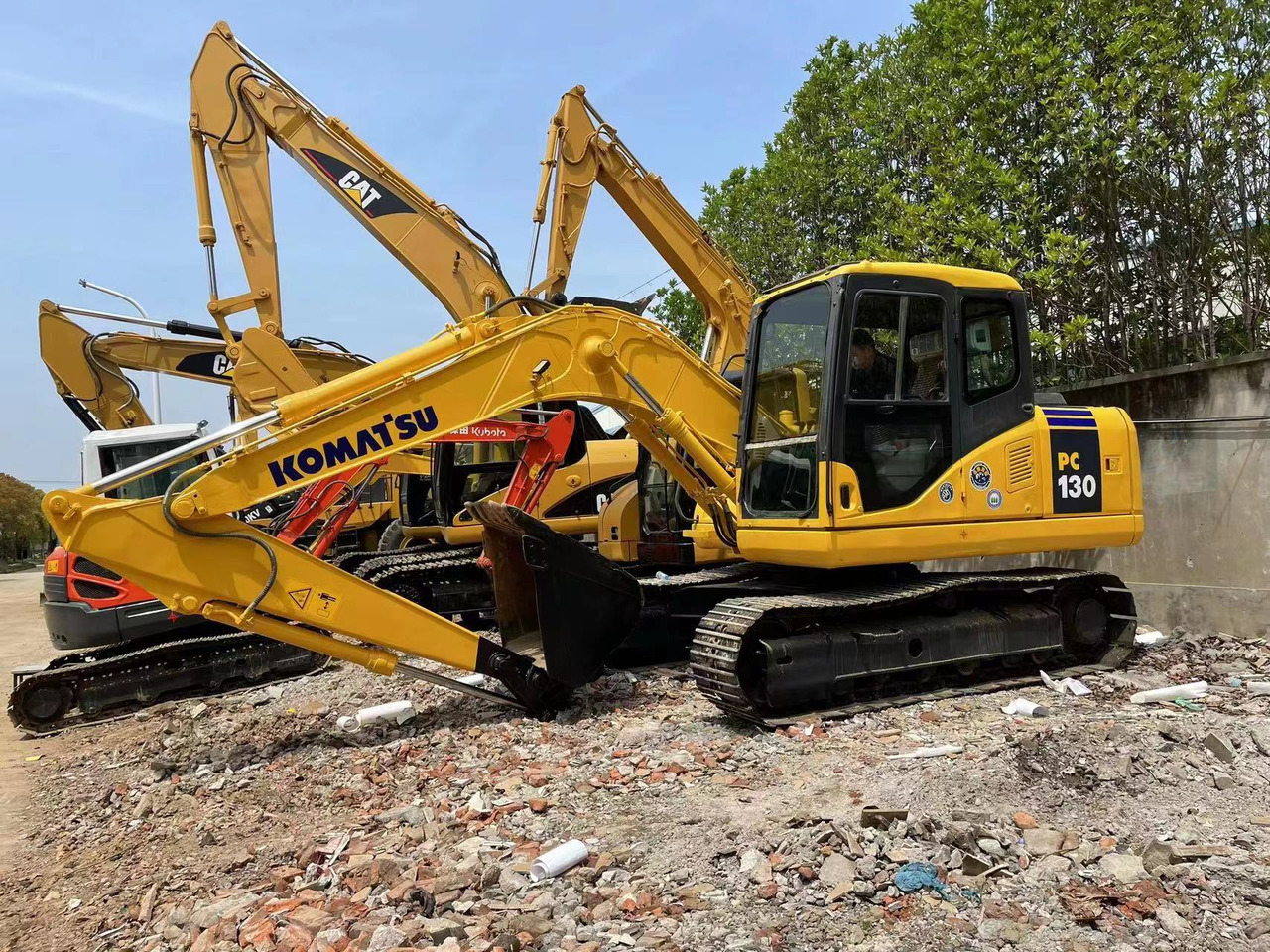 Komatsu PC130 Excavator - Lánctalpas kotró: 4 kép. Komatsu PC130 Excavator - Lánctalpas kotró: 4 kép.