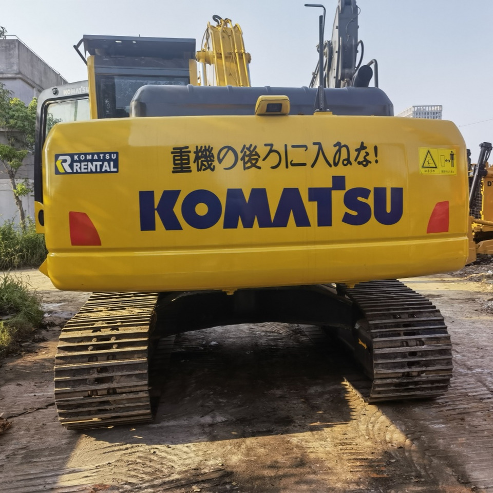 Komatsu PC200-8 Excavator - Lánctalpas kotró: 2 kép. Komatsu PC200-8 Excavator - Lánctalpas kotró: 2 kép.