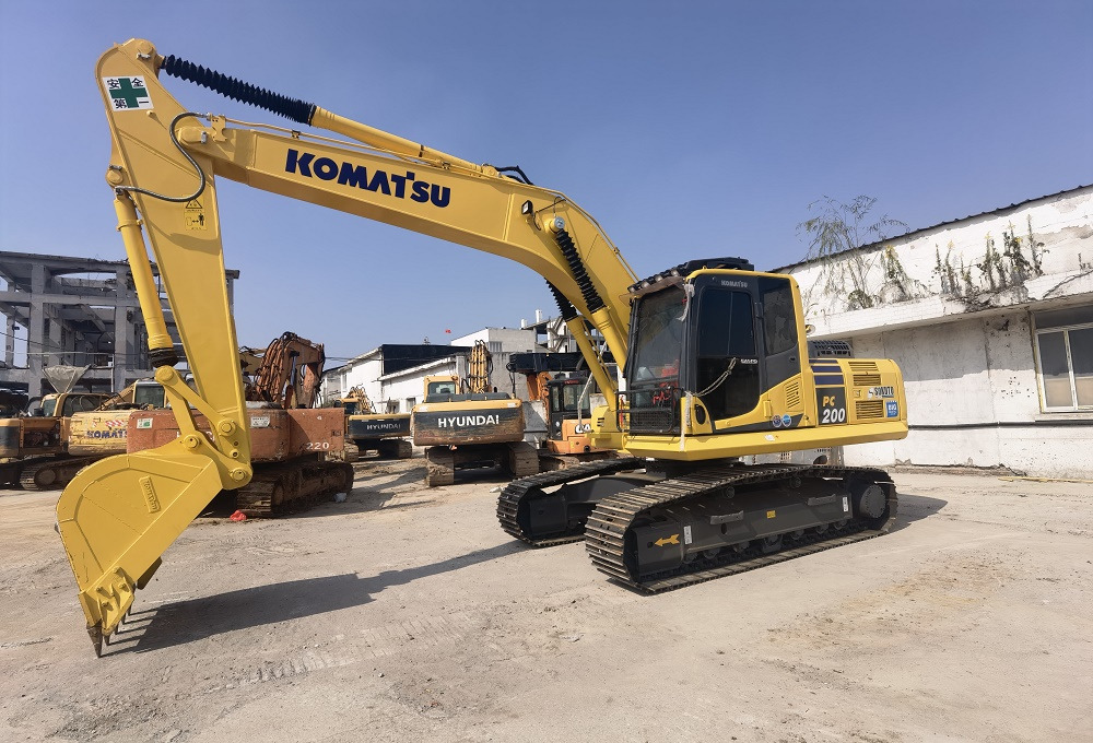 Komatsu PC200-8 Excavator - Lánctalpas kotró: 4 kép. Komatsu PC200-8 Excavator - Lánctalpas kotró: 4 kép.