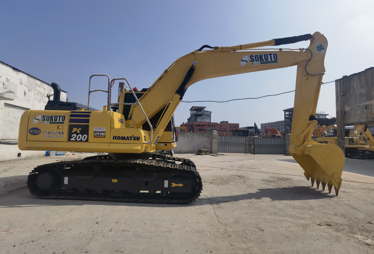 Komatsu PC200-8 Excavator - Lánctalpas kotró: 2 kép. Komatsu PC200-8 Excavator - Lánctalpas kotró: 2 kép.