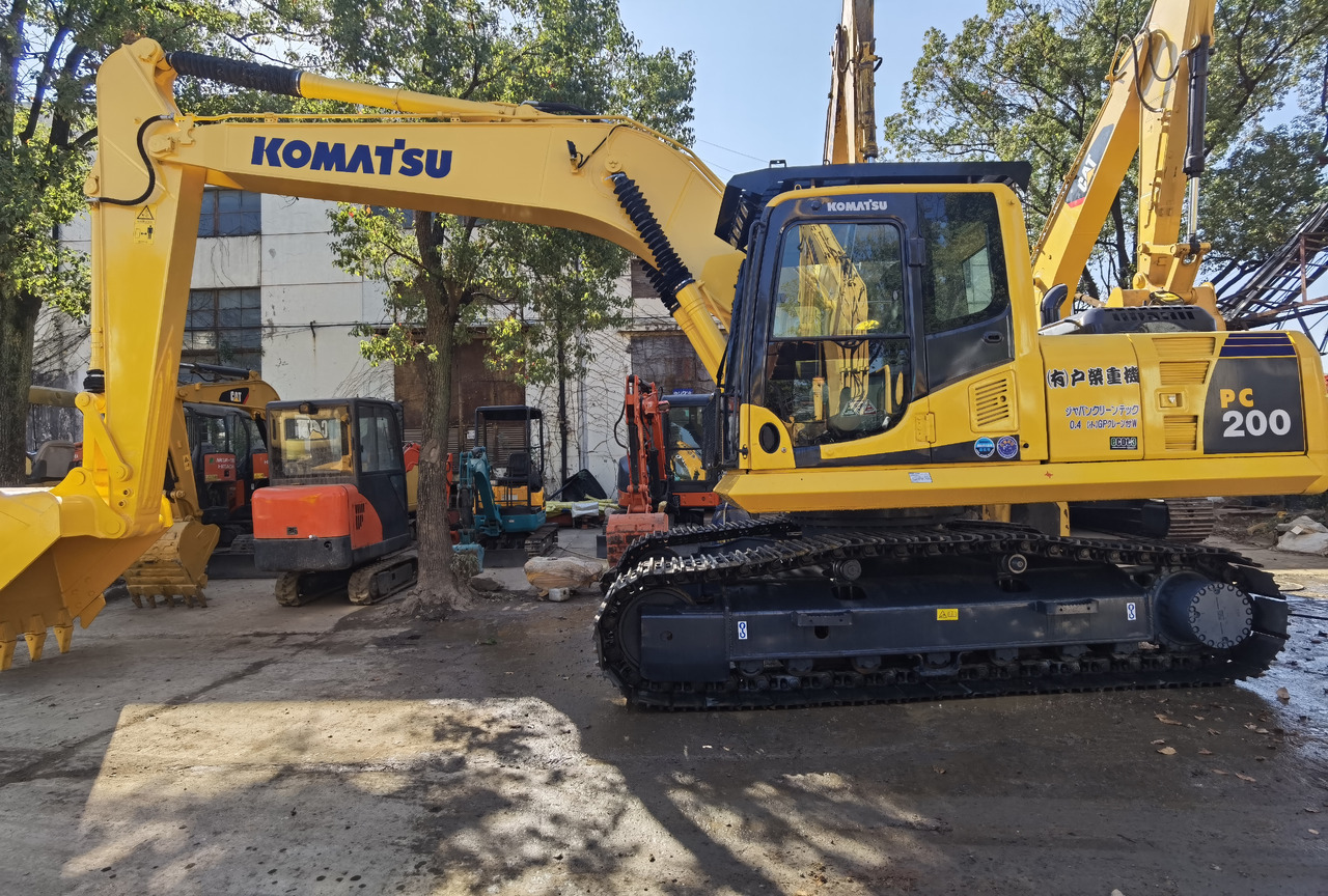 Komatsu PC200-8 Excavator - Lánctalpas kotró: 3 kép. Komatsu PC200-8 Excavator - Lánctalpas kotró: 3 kép.