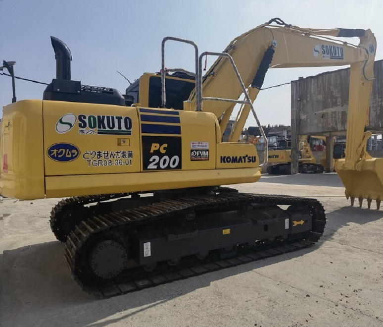Komatsu PC200-8 Excavator - Lánctalpas kotró: 3 kép. Komatsu PC200-8 Excavator - Lánctalpas kotró: 3 kép.