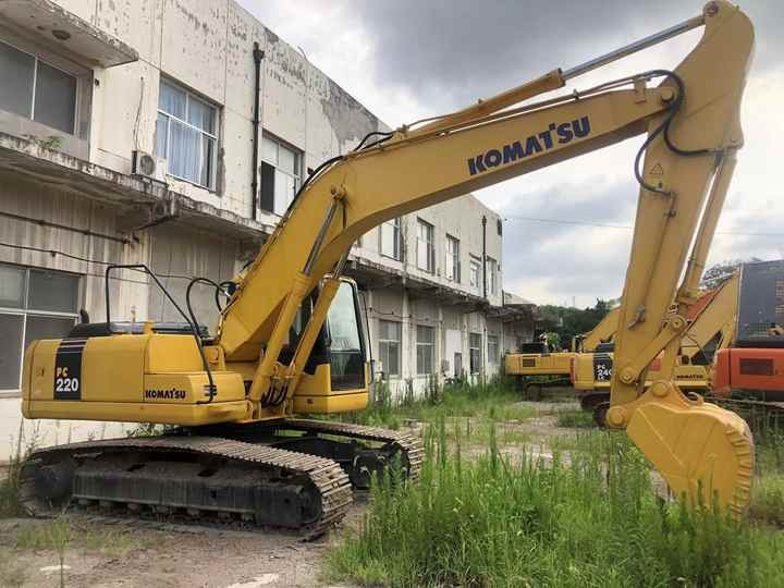 Komatsu PC220-7 - Lánctalpas kotró: 2 kép. Komatsu PC220-7 - Lánctalpas kotró: 2 kép.