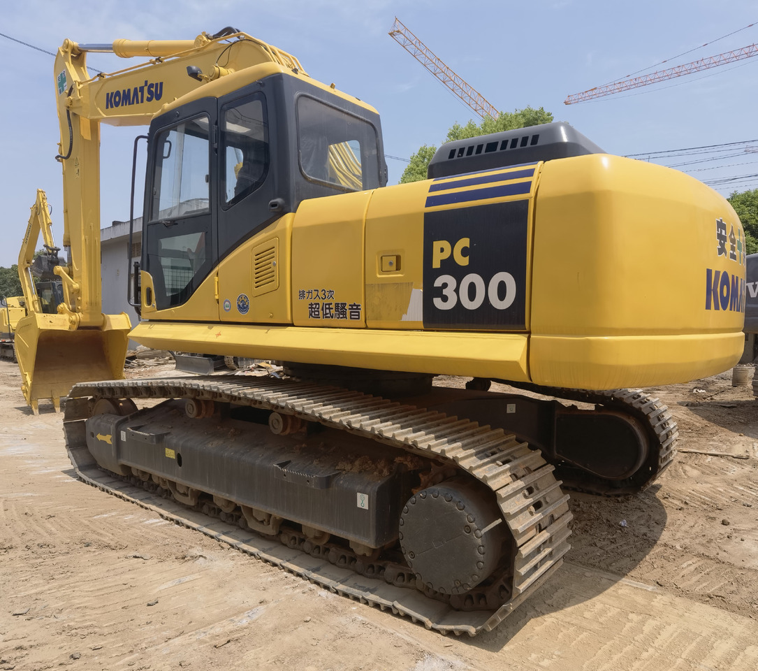 Komatsu PC300-7 excavator - Lánctalpas kotró: 1 kép. Komatsu PC300-7 excavator - Lánctalpas kotró: 1 kép.