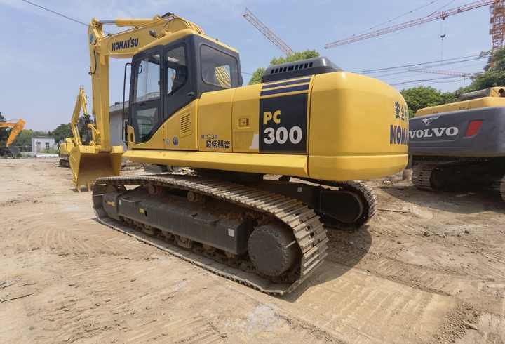Komatsu PC350-7 excavator - Lánctalpas kotró: 4 kép. Komatsu PC350-7 excavator - Lánctalpas kotró: 4 kép.