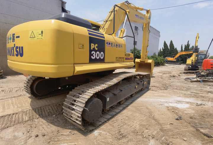 Komatsu PC350-7 excavator - Lánctalpas kotró: 1 kép. Komatsu PC350-7 excavator - Lánctalpas kotró: 1 kép.