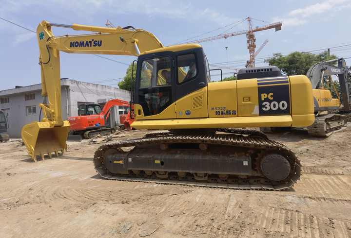 Komatsu PC350-7 excavator - Lánctalpas kotró: 3 kép. Komatsu PC350-7 excavator - Lánctalpas kotró: 3 kép.
